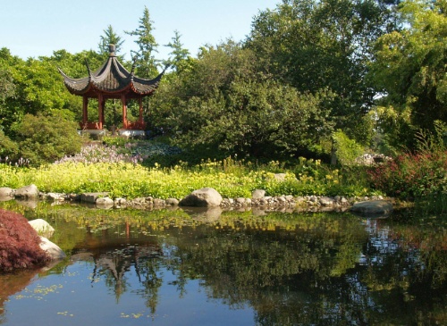 Der Chinesische Pavillon „Yulan-Xiang-Yin“ (Magnolien-Duftweg-Pavillon), aufgestellt am 6.10.1988 im Botanischen Garten Hamburg als Geschenk der Partnerstadt Shanghai.